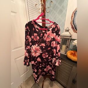 🔥ROZ & ALI FLORAL BELL SLEEVE DRESS COLOR: BLACK/PINK SIZE:Large